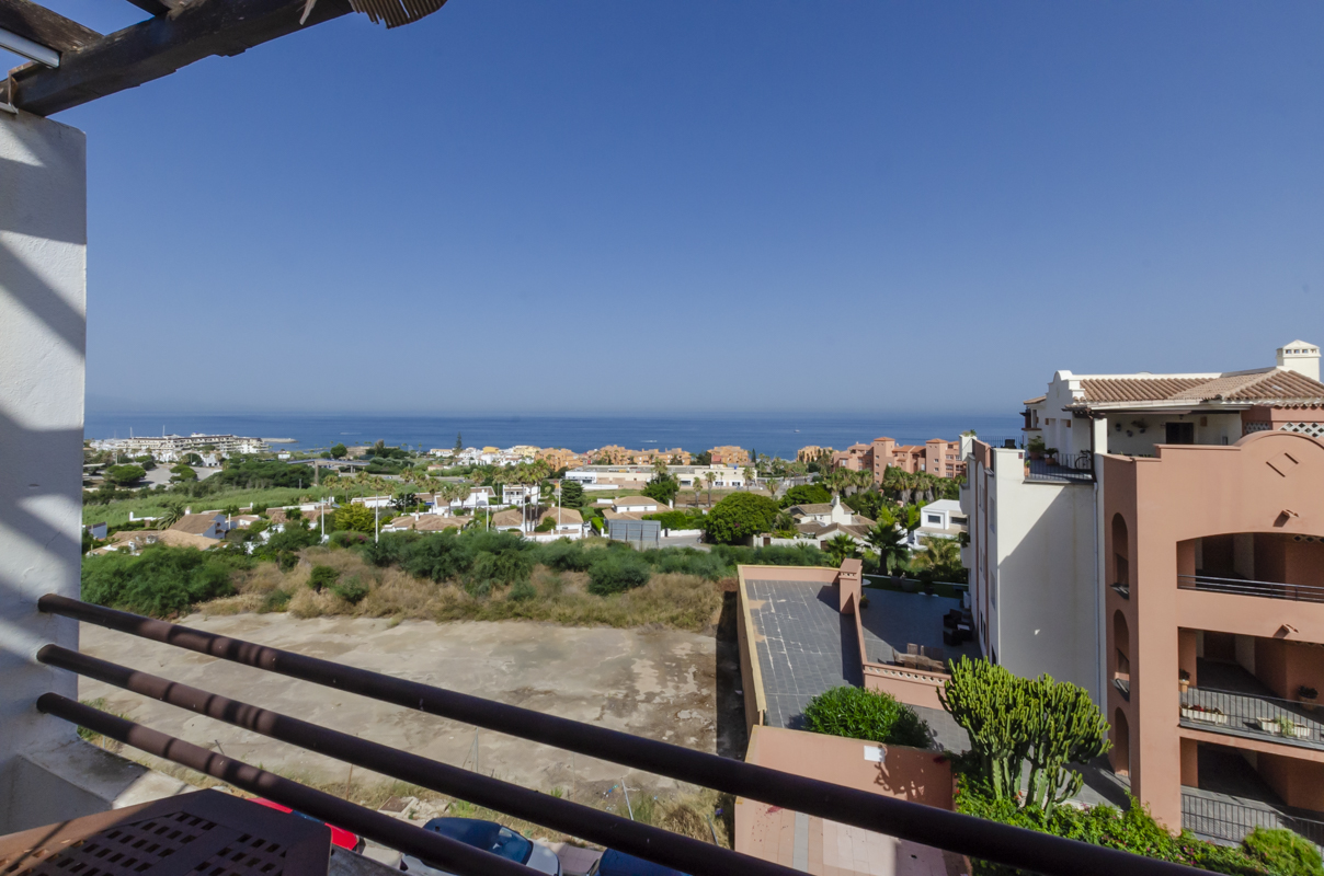 Penthouse à vendre dans le quartier de Puerto de la Duquesa, Manilva- Costa del Sol.