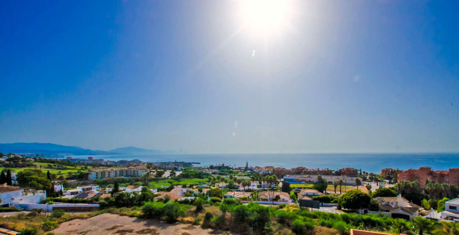 Penthouse à vendre dans le quartier de Puerto de la Duquesa, Manilva- Costa del Sol.