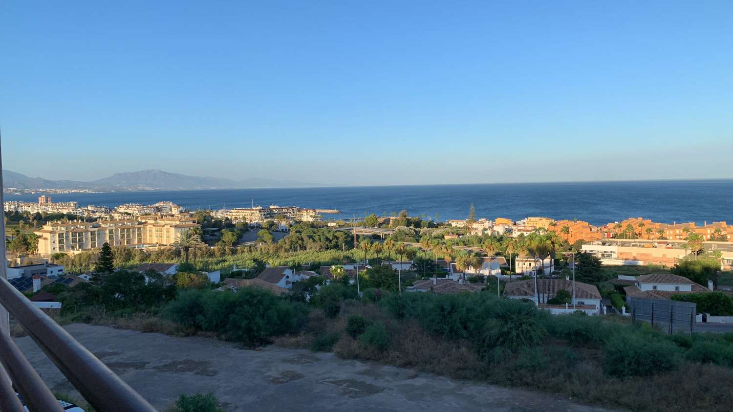 Penthouse à vendre dans le quartier de Puerto de la Duquesa, Manilva- Costa del Sol.