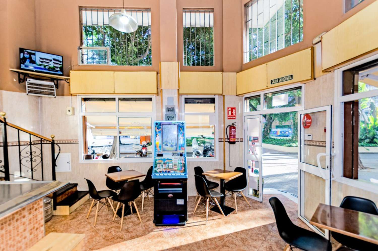 Local comercial en venta,  funcionando como cafetería. Zona Corte Ingles.