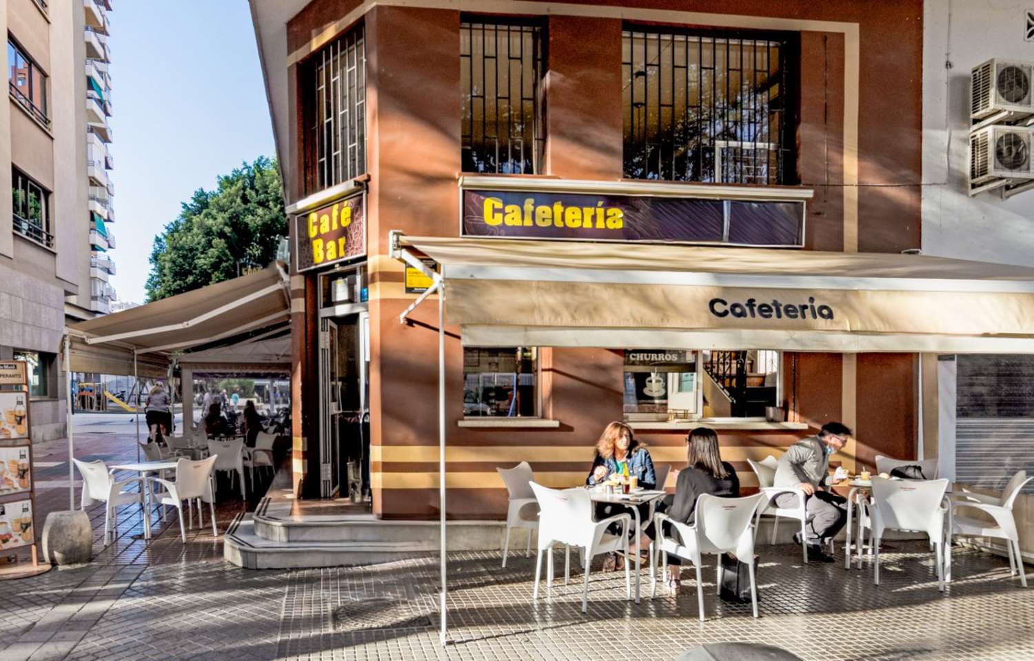 Local comercial en venta,  funcionando como cafetería. Zona Corte Ingles.