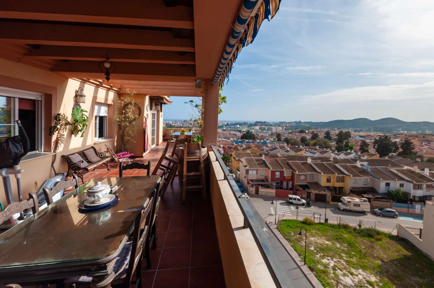 Penthouse zum Verkauf in Las Lagunas Mijas Costa. Terrasse mit Panoramablick!