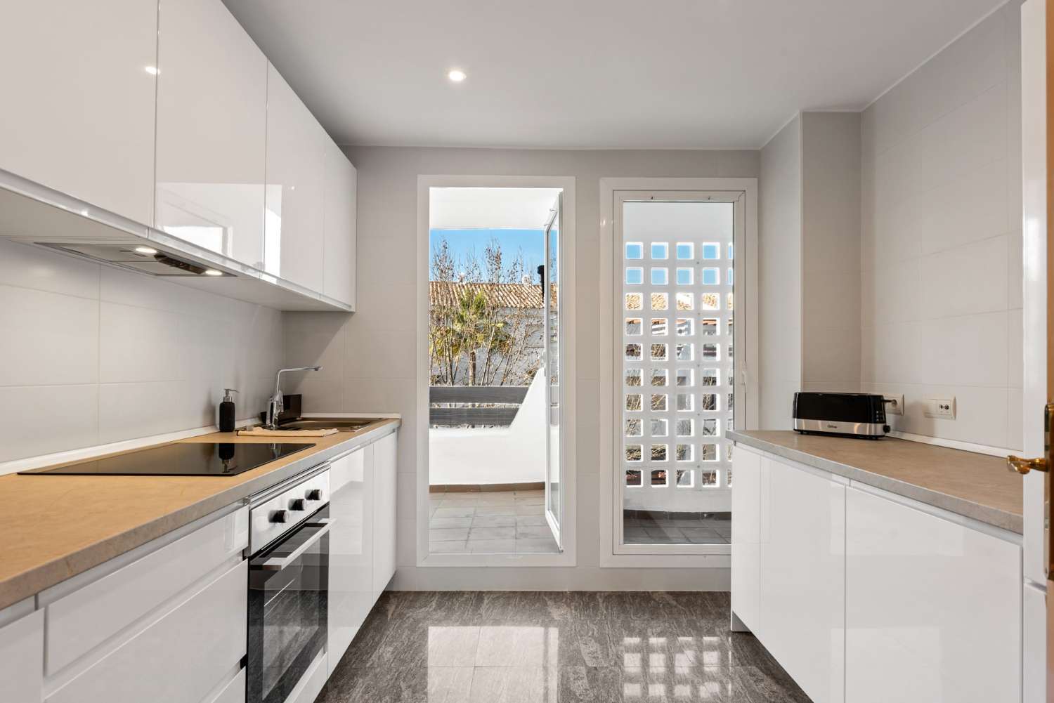 APARTAMENTO DE 2 DORMITORIOS EN SELWO HILLS, ESTEPONA