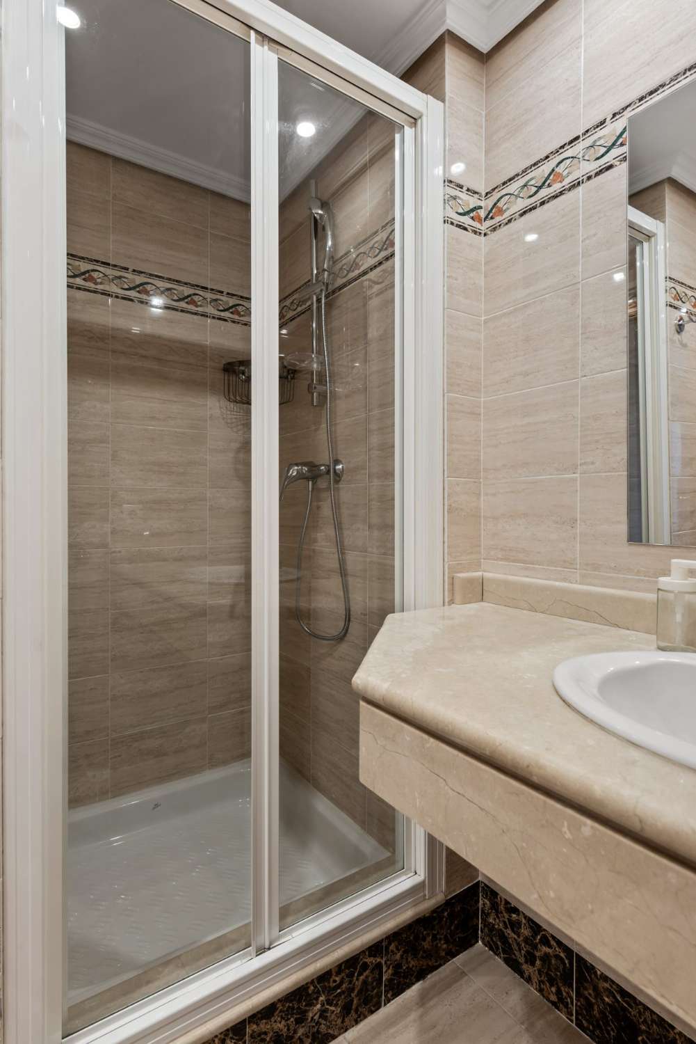 APARTAMENTO DE 2 DORMITORIOS EN SELWO HILLS, ESTEPONA