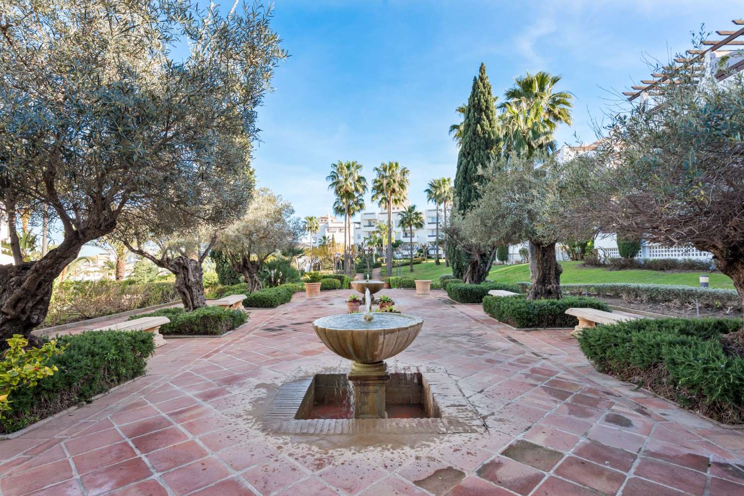 APARTAMENTO DE 2 DORMITORIOS EN SELWO HILLS, ESTEPONA