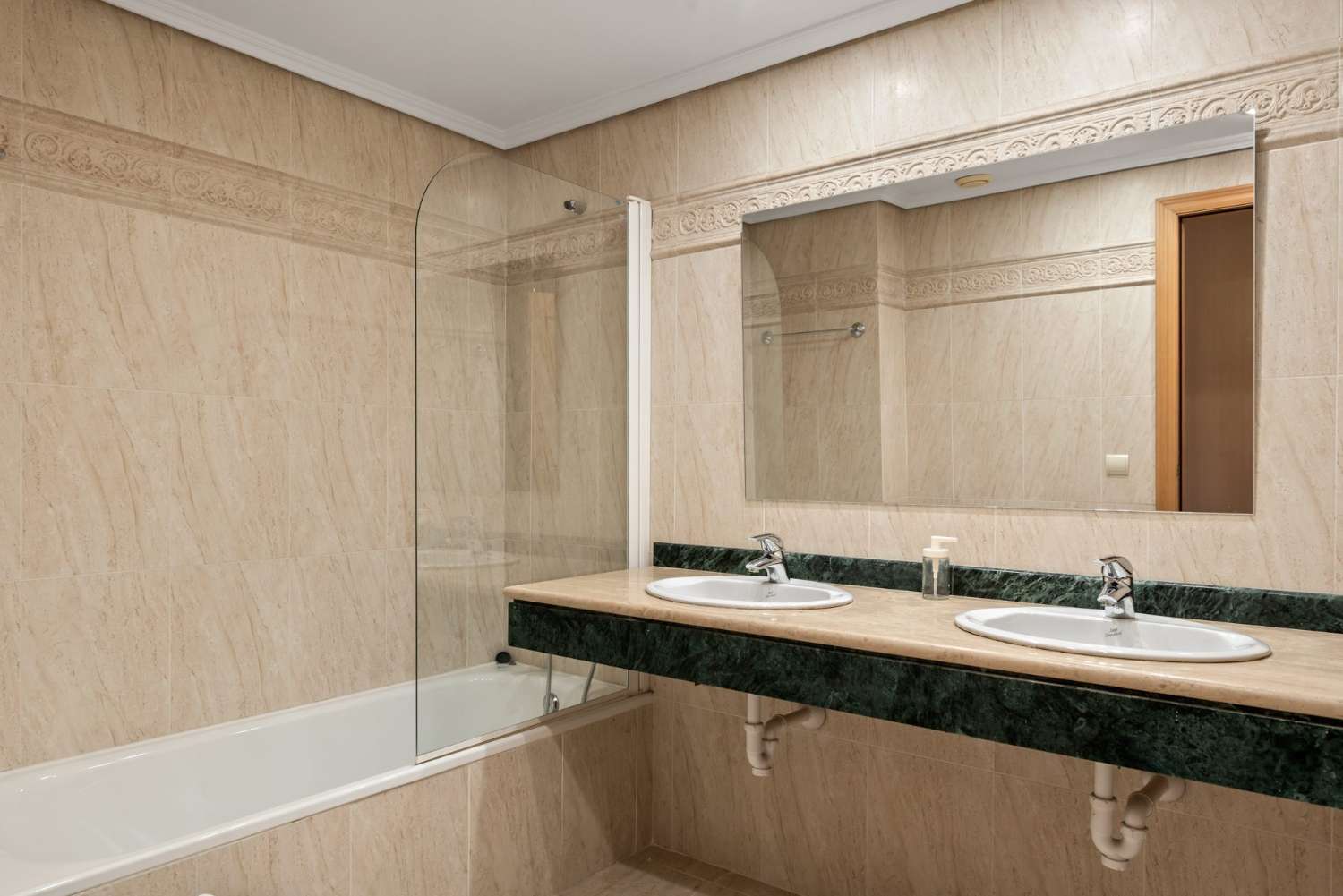 APARTAMENTO DE 2 DORMITORIOS EN SELWO HILLS, ESTEPONA