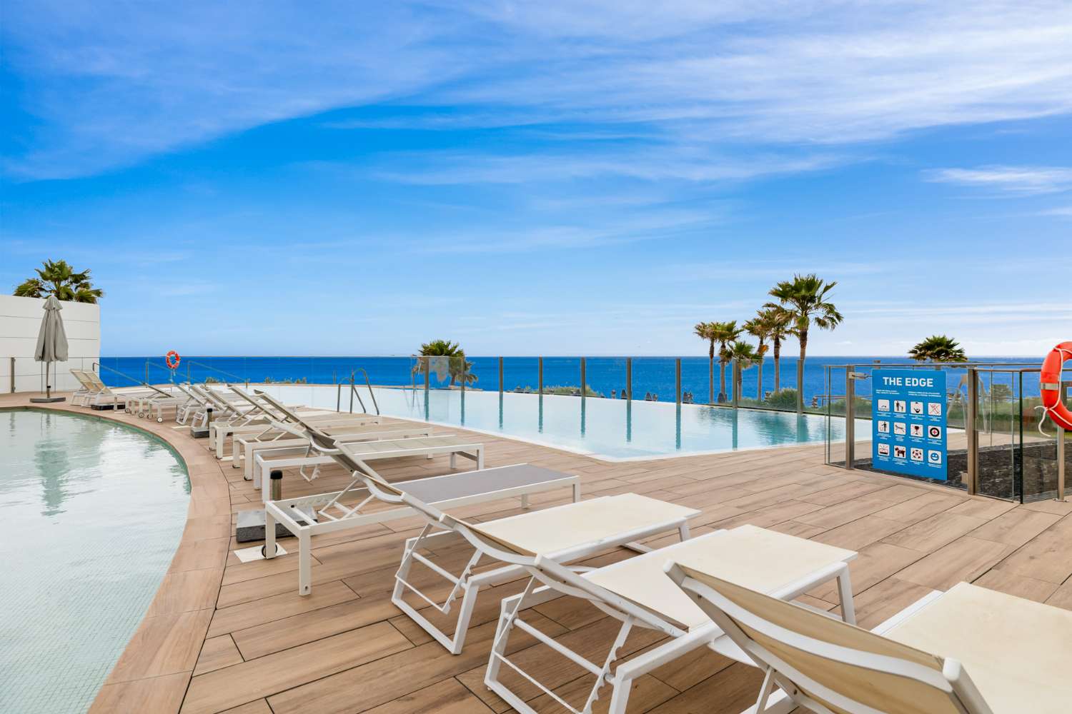 Exquisito apartamento en primera línea de playa en The Edge, Estepona
