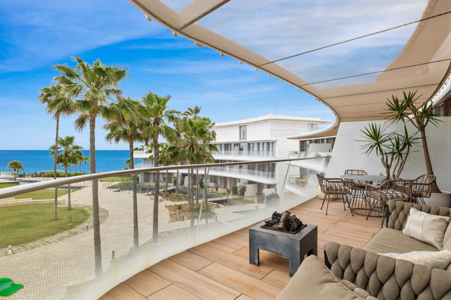 Exquisito apartamento en primera línea de playa en The Edge, Estepona