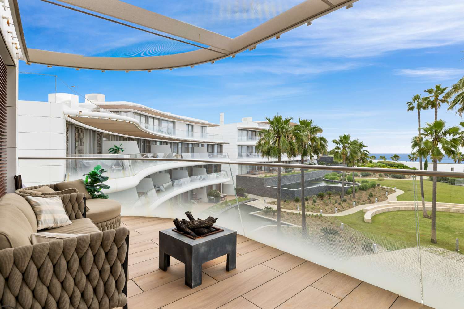 Exquisito apartamento en primera línea de playa en The Edge, Estepona