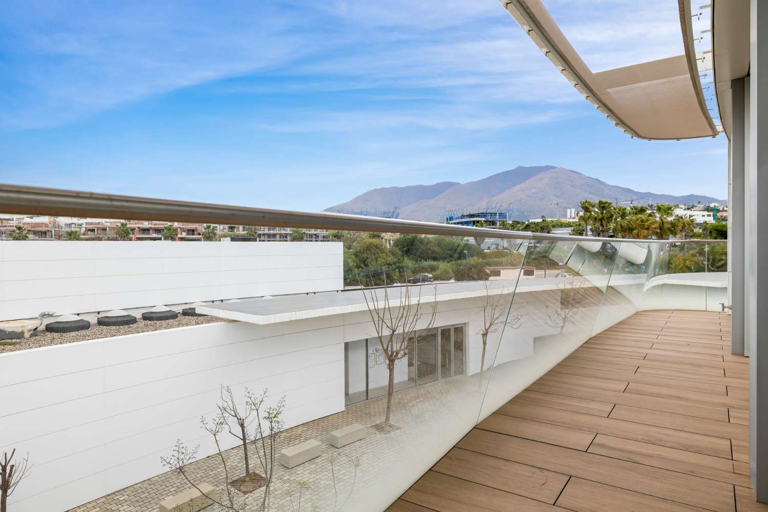 Exquisito apartamento en primera línea de playa en The Edge, Estepona