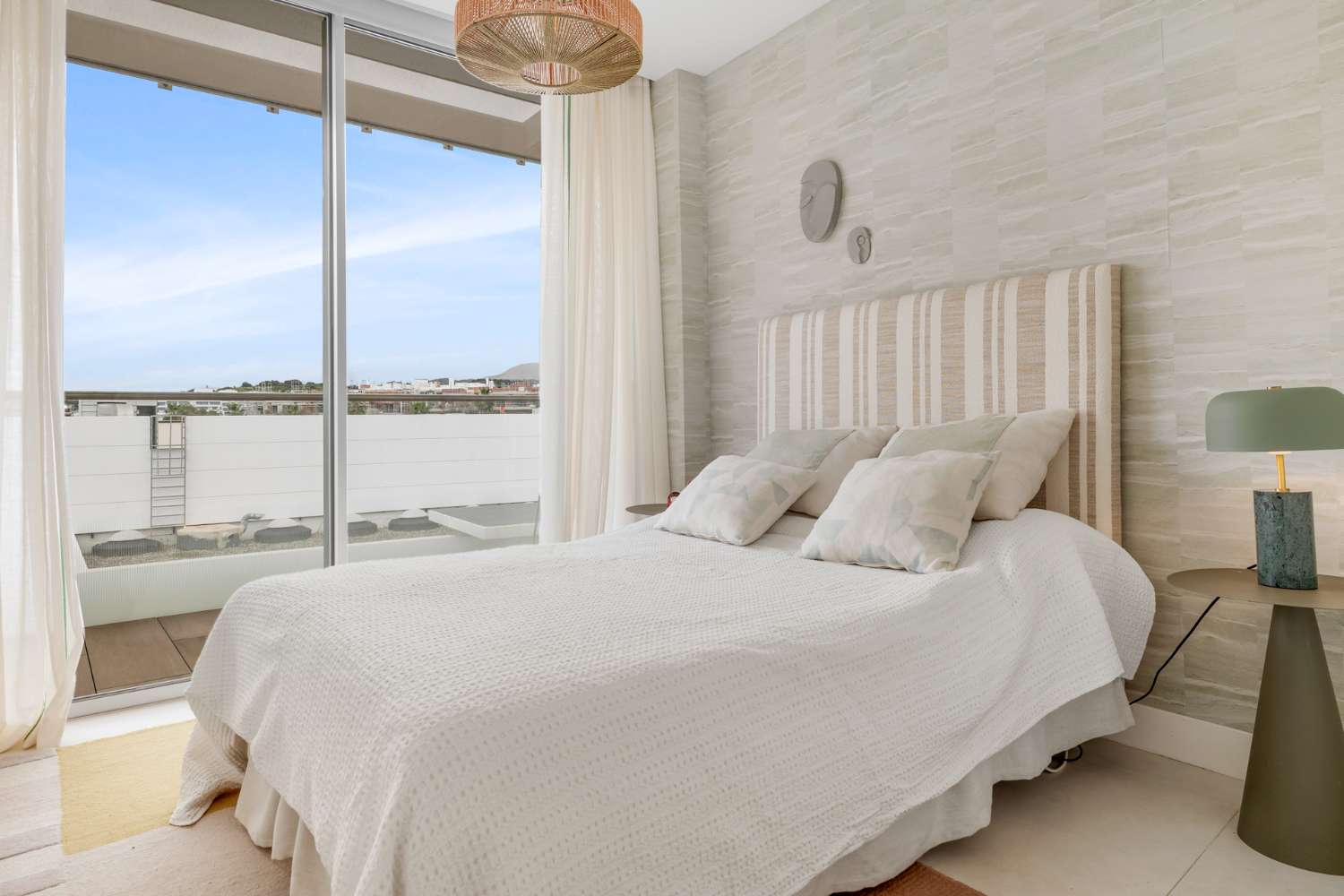Exquisito apartamento en primera línea de playa en The Edge, Estepona