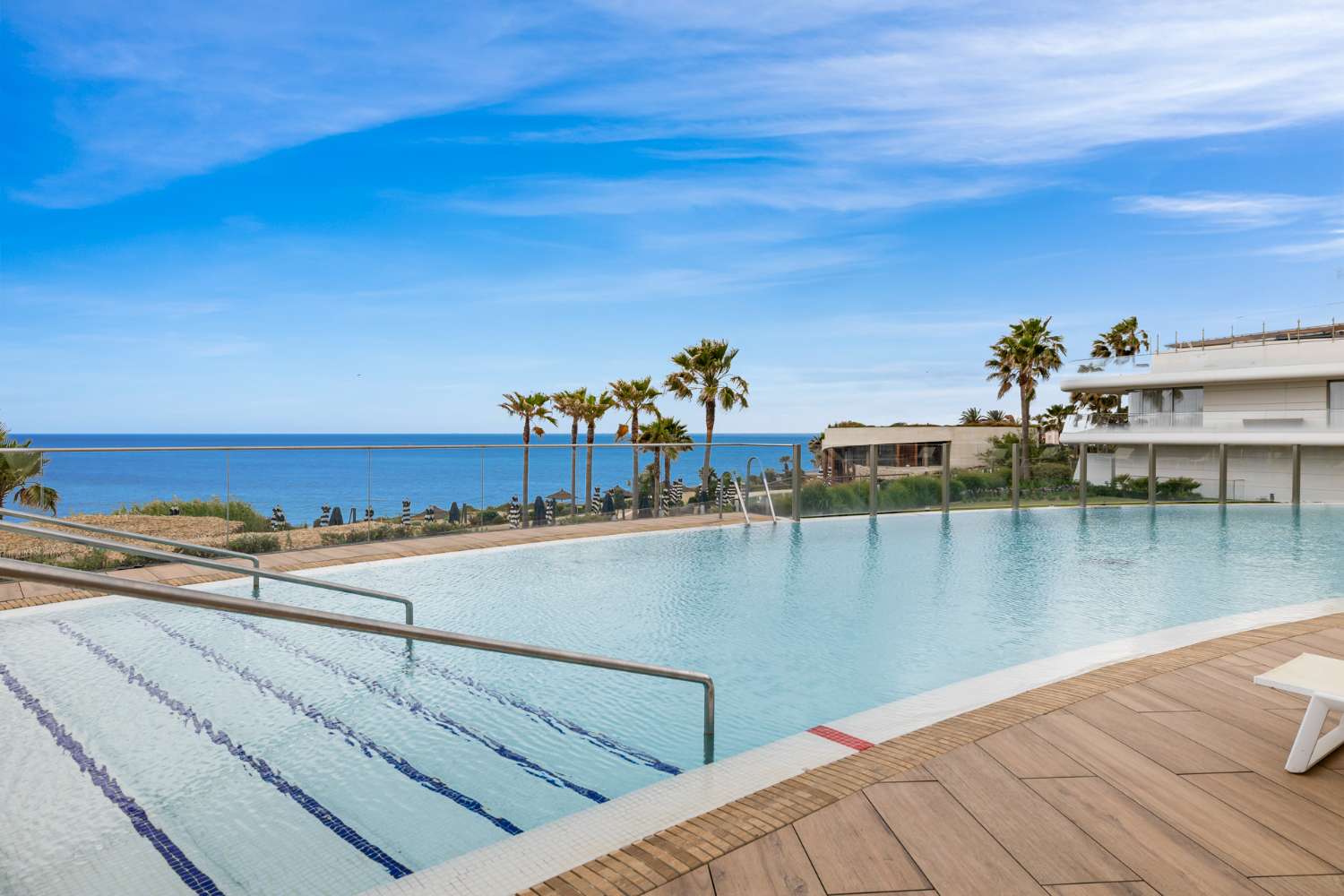 Exquisito apartamento en primera línea de playa en The Edge, Estepona