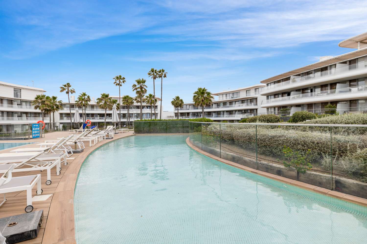 Exquisito apartamento en primera línea de playa en The Edge, Estepona