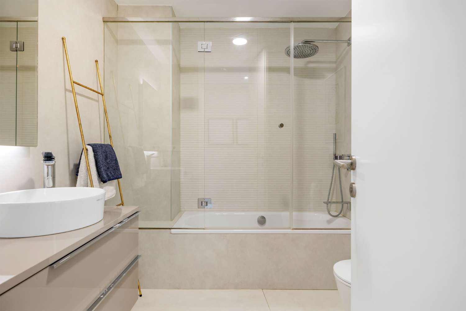 Exquisito apartamento en primera línea de playa en The Edge, Estepona