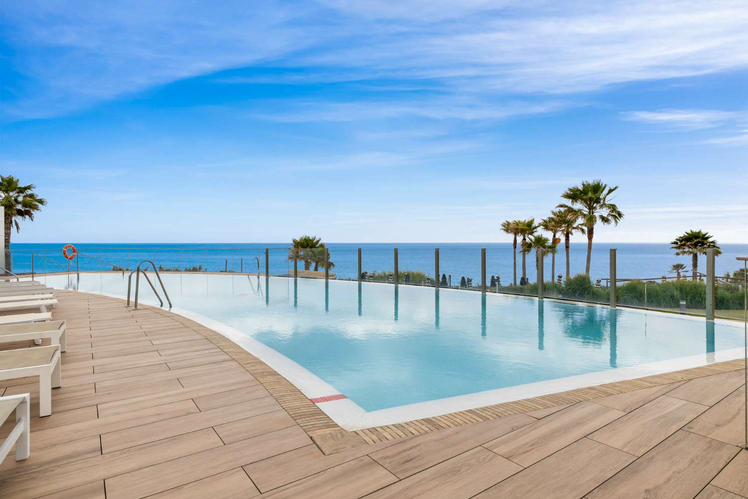 Exquisito apartamento en primera línea de playa en The Edge, Estepona
