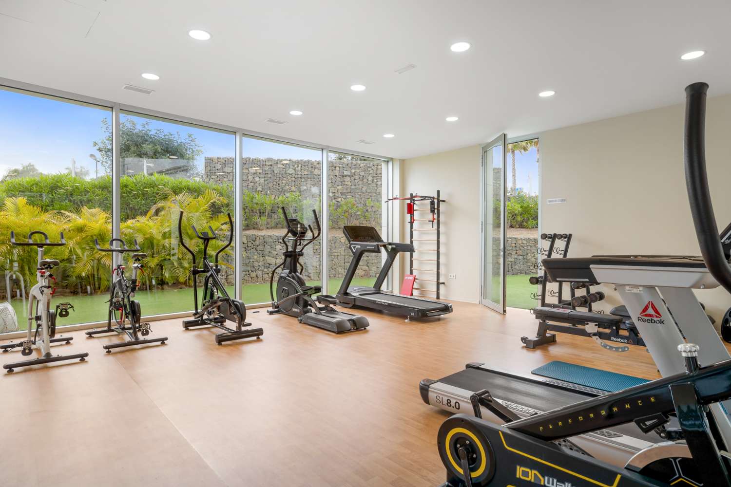 Exquisito apartamento en primera línea de playa en The Edge, Estepona