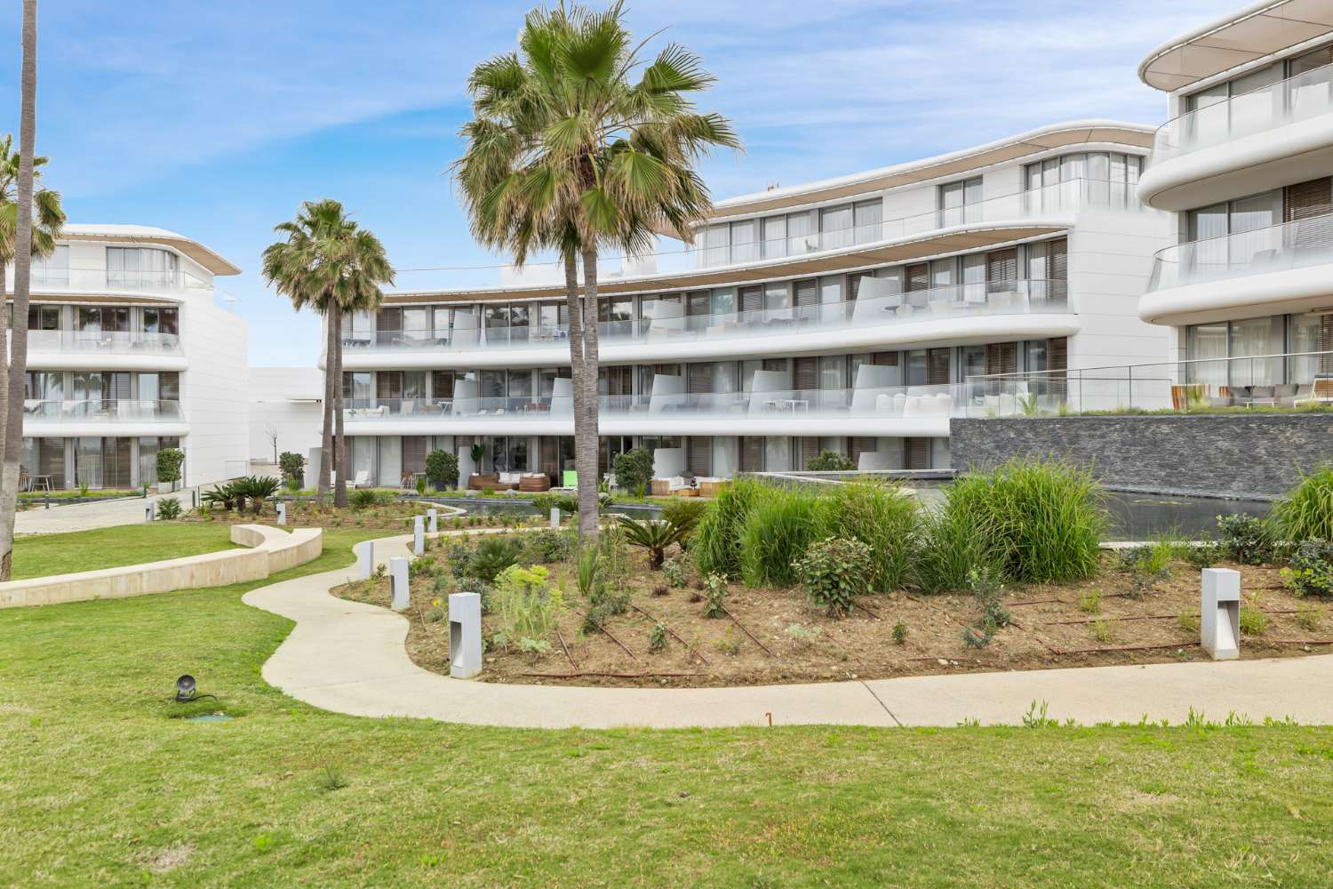 Exquisito apartamento en primera línea de playa en The Edge, Estepona