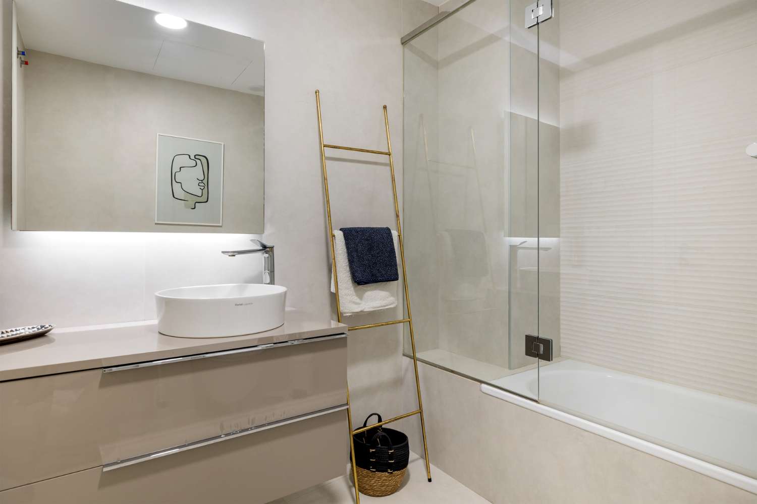 Exquisito apartamento en primera línea de playa en The Edge, Estepona