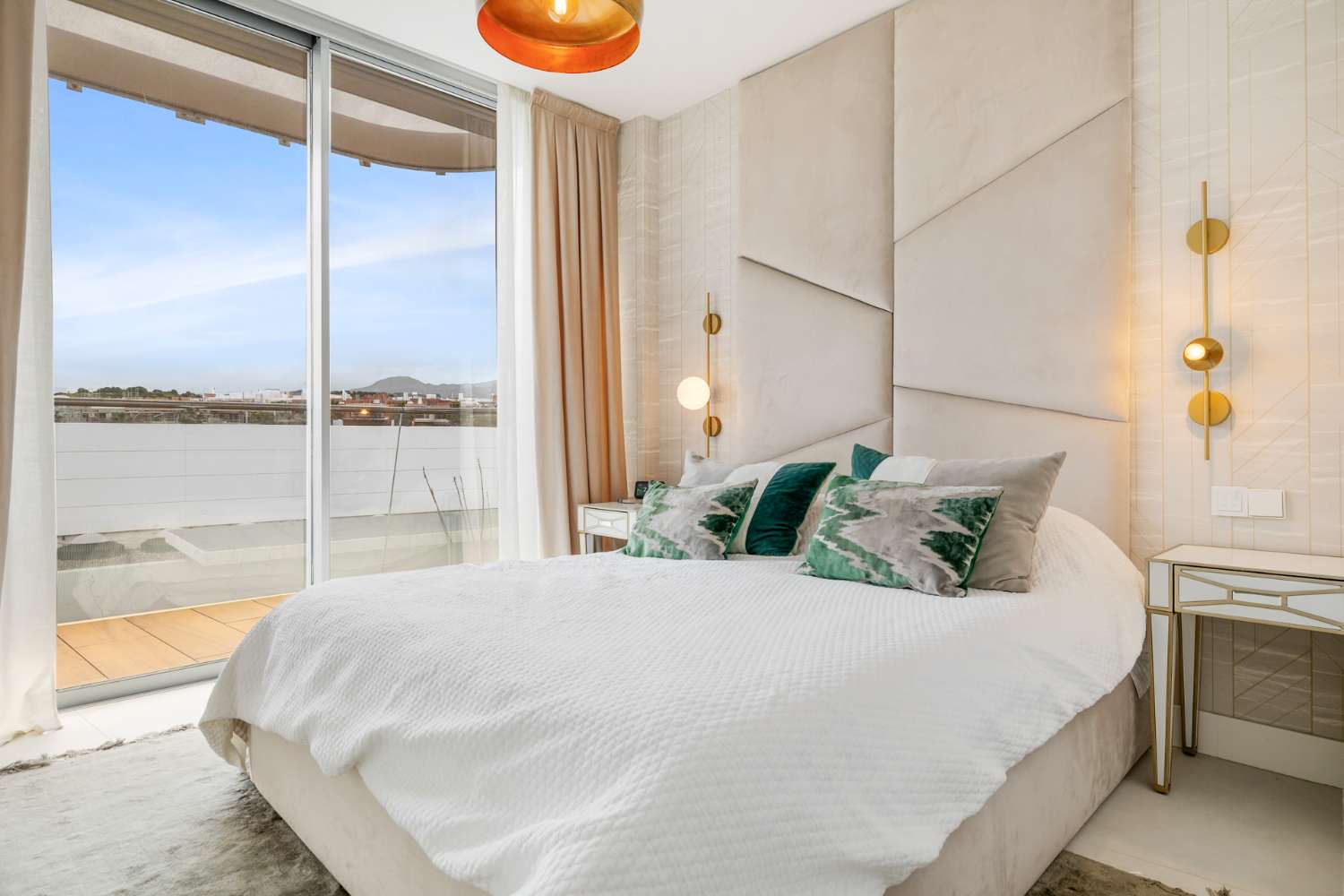 Exquisito apartamento en primera línea de playa en The Edge, Estepona