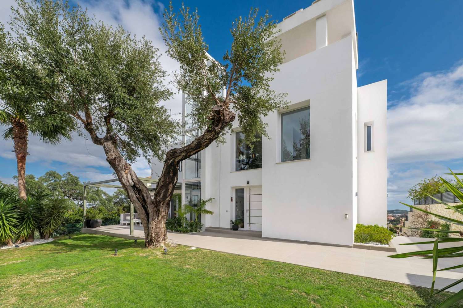 Una villa excepcional en La Mairena -Ojen -Marbella