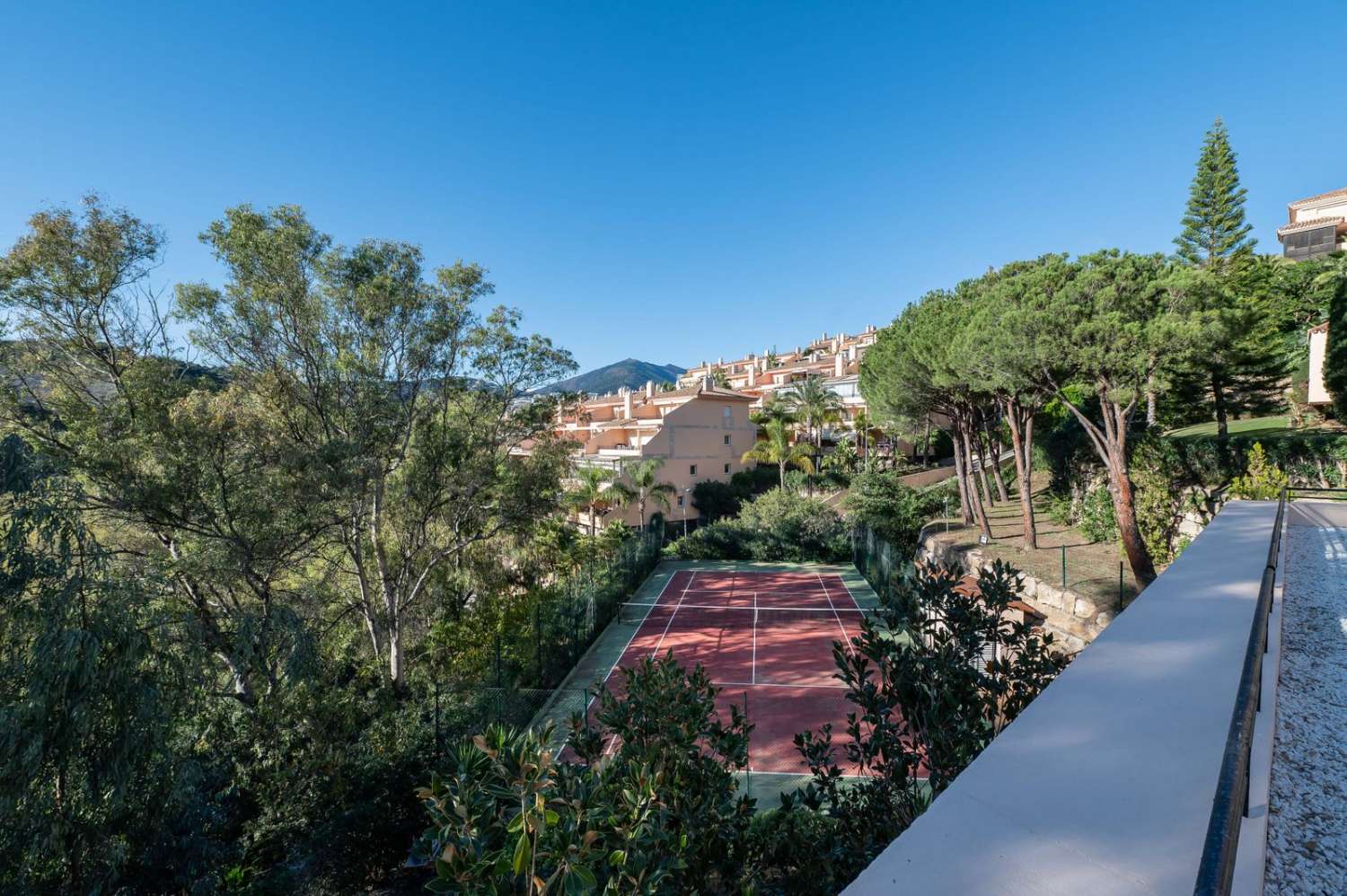 Un apartamento de ensueño en el corazón del codiciado Valle del Golf de Marbella.