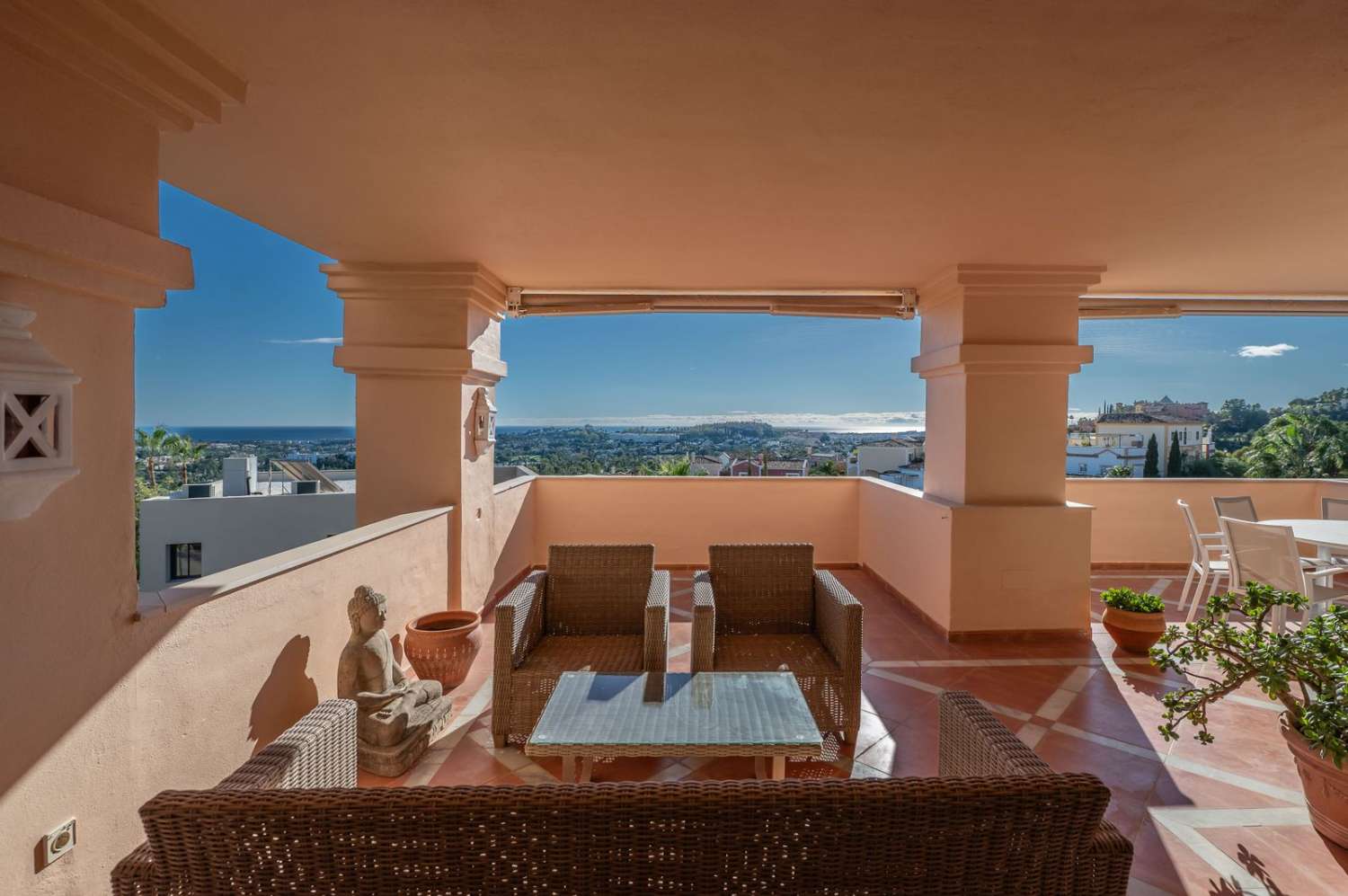 Un apartamento de ensueño en el corazón del codiciado Valle del Golf de Marbella.