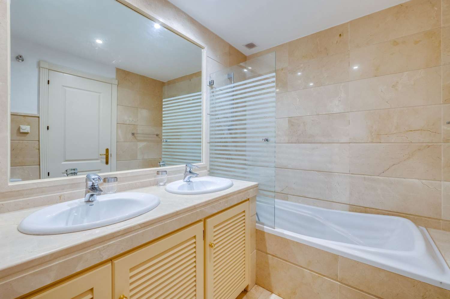 Un apartamento de ensueño en el corazón del codiciado Valle del Golf de Marbella.
