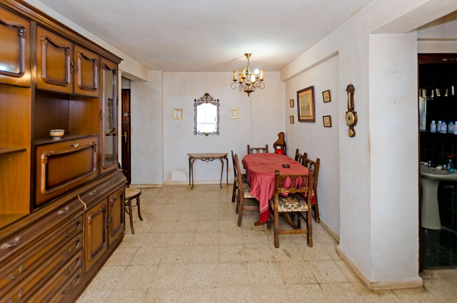 Apartment for sale in Ciudad Jardin, Málaga, to be renovated