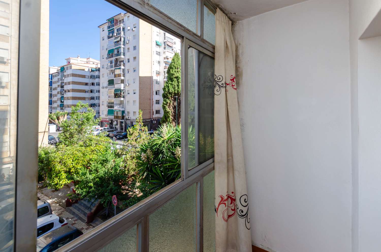 Apartment for sale in Ciudad Jardin, Málaga, to be renovated