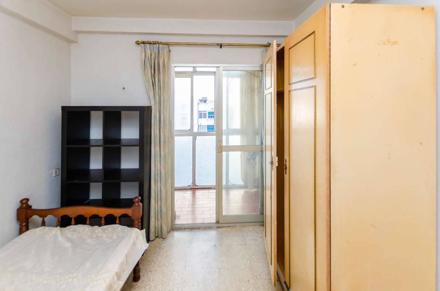 Apartment for sale in Ciudad Jardin, Málaga, to be renovated