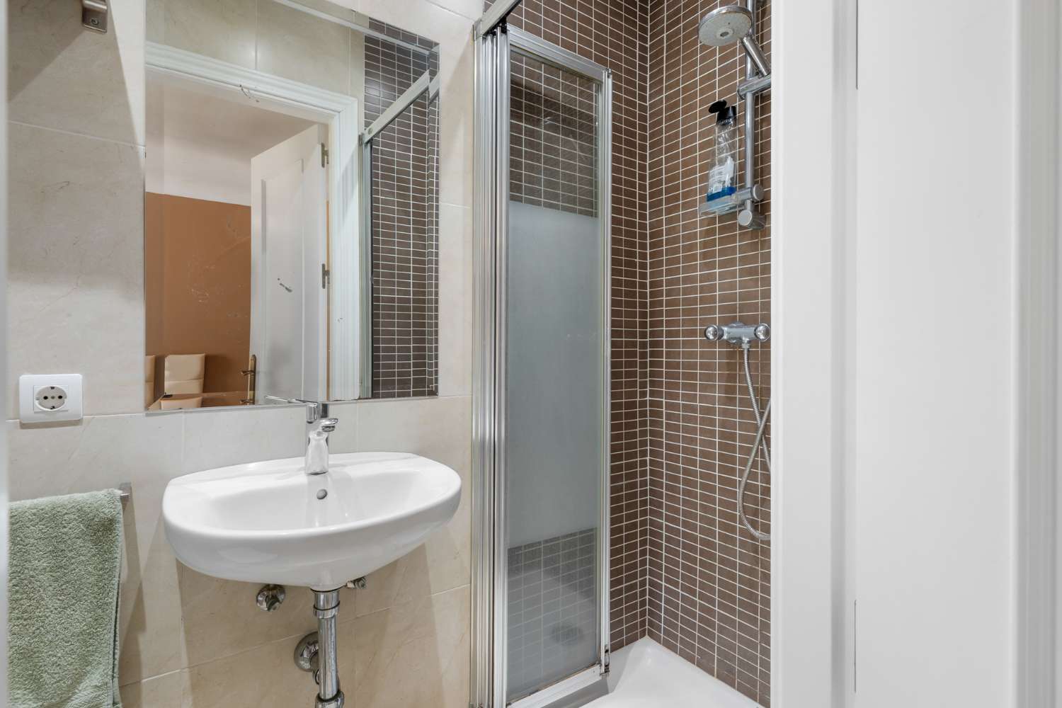 AMPLIO APARTAMENTO DE 3 DORMITORIOS EN NUEVA ANDALUCIA – A POCA DISTANCIA DE PUERTO BANÚS