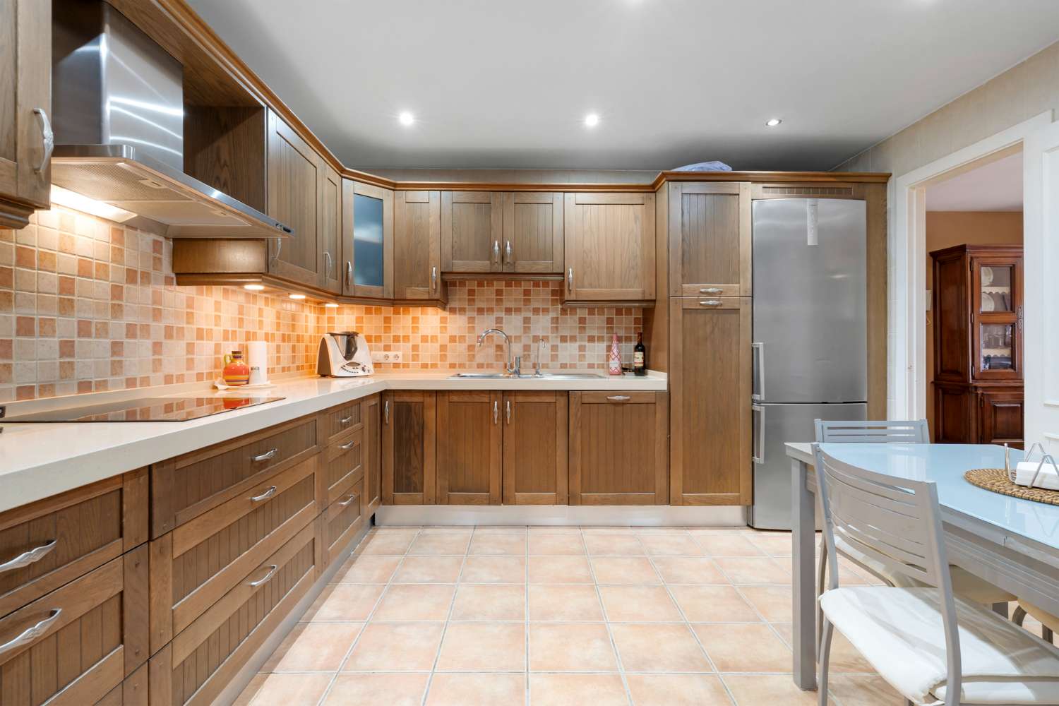 AMPLIO APARTAMENTO DE 3 DORMITORIOS EN NUEVA ANDALUCIA – A POCA DISTANCIA DE PUERTO BANÚS