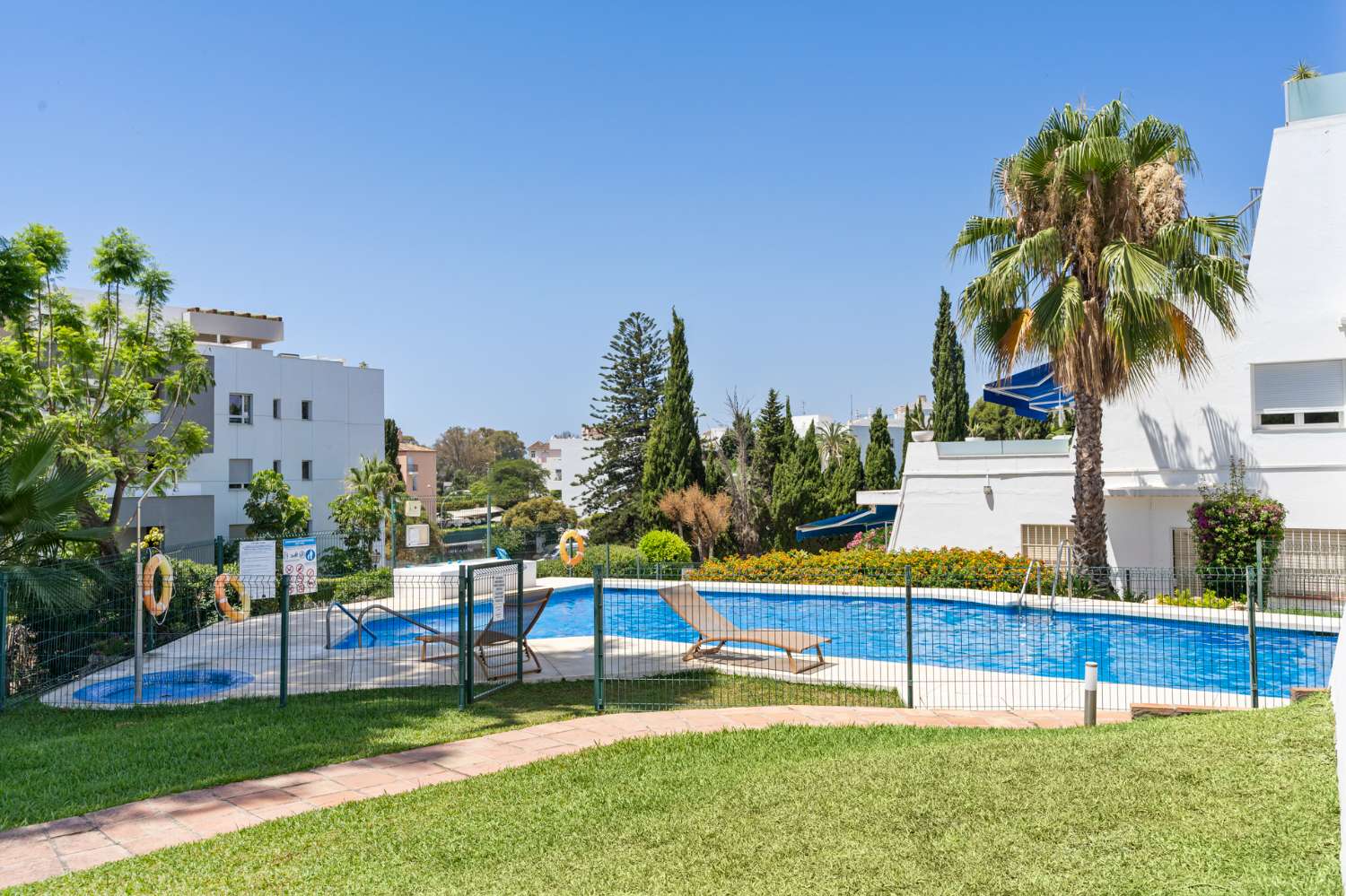 AMPLIO APARTAMENTO DE 3 DORMITORIOS EN NUEVA ANDALUCIA – A POCA DISTANCIA DE PUERTO BANÚS