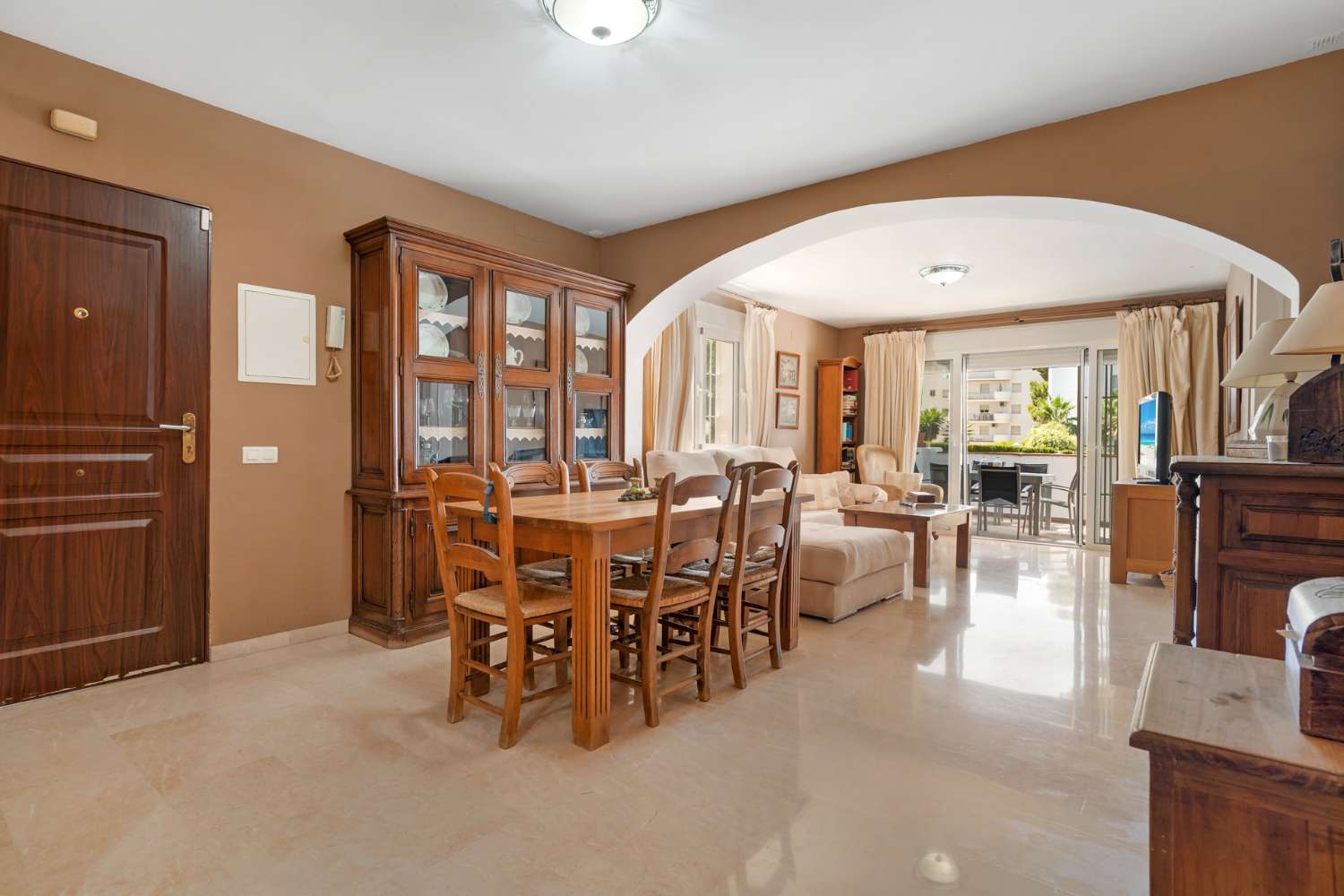AMPLIO APARTAMENTO DE 3 DORMITORIOS EN NUEVA ANDALUCIA – A POCA DISTANCIA DE PUERTO BANÚS