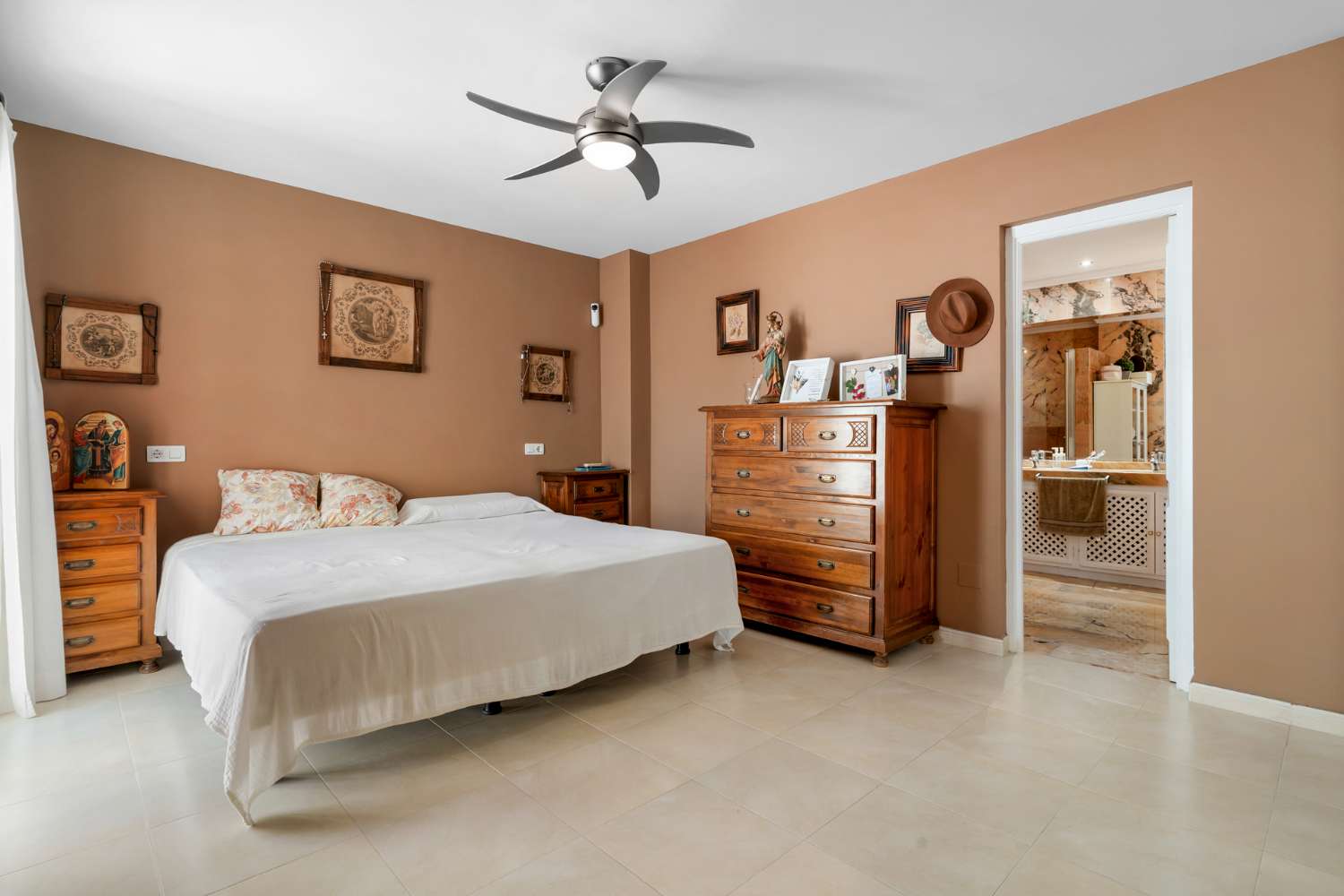 AMPLIO APARTAMENTO DE 3 DORMITORIOS EN NUEVA ANDALUCIA – A POCA DISTANCIA DE PUERTO BANÚS