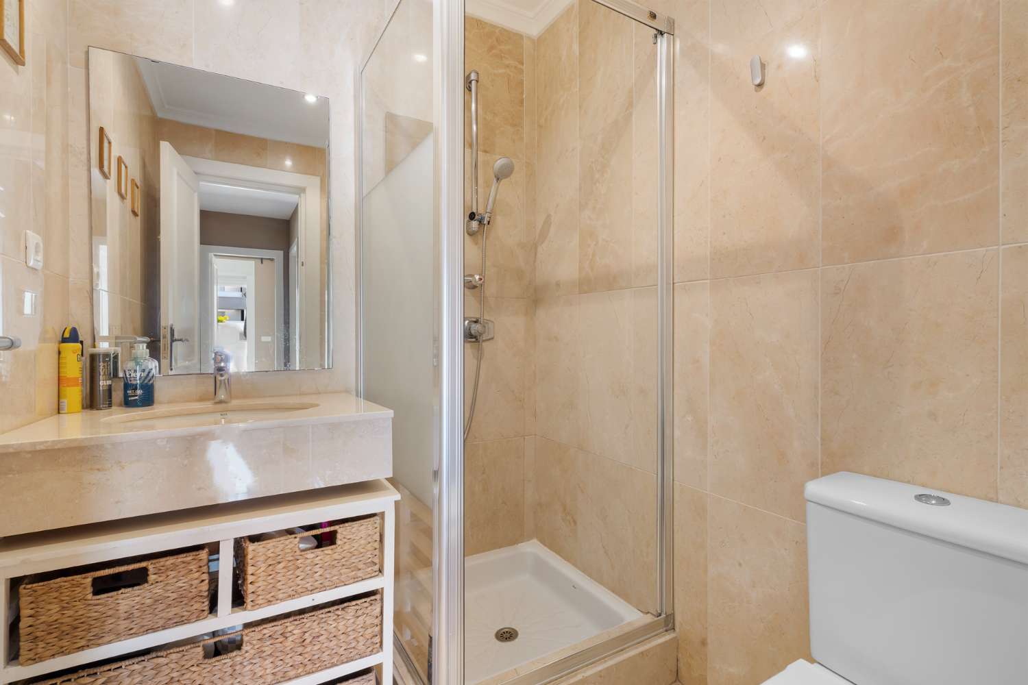 AMPLIO APARTAMENTO DE 3 DORMITORIOS EN NUEVA ANDALUCIA – A POCA DISTANCIA DE PUERTO BANÚS