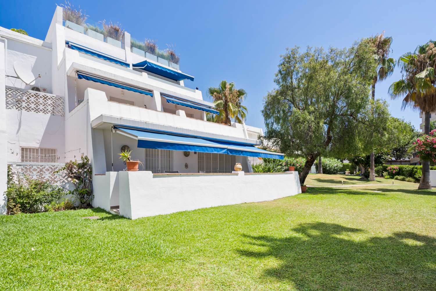 AMPLIO APARTAMENTO DE 3 DORMITORIOS EN NUEVA ANDALUCIA – A POCA DISTANCIA DE PUERTO BANÚS