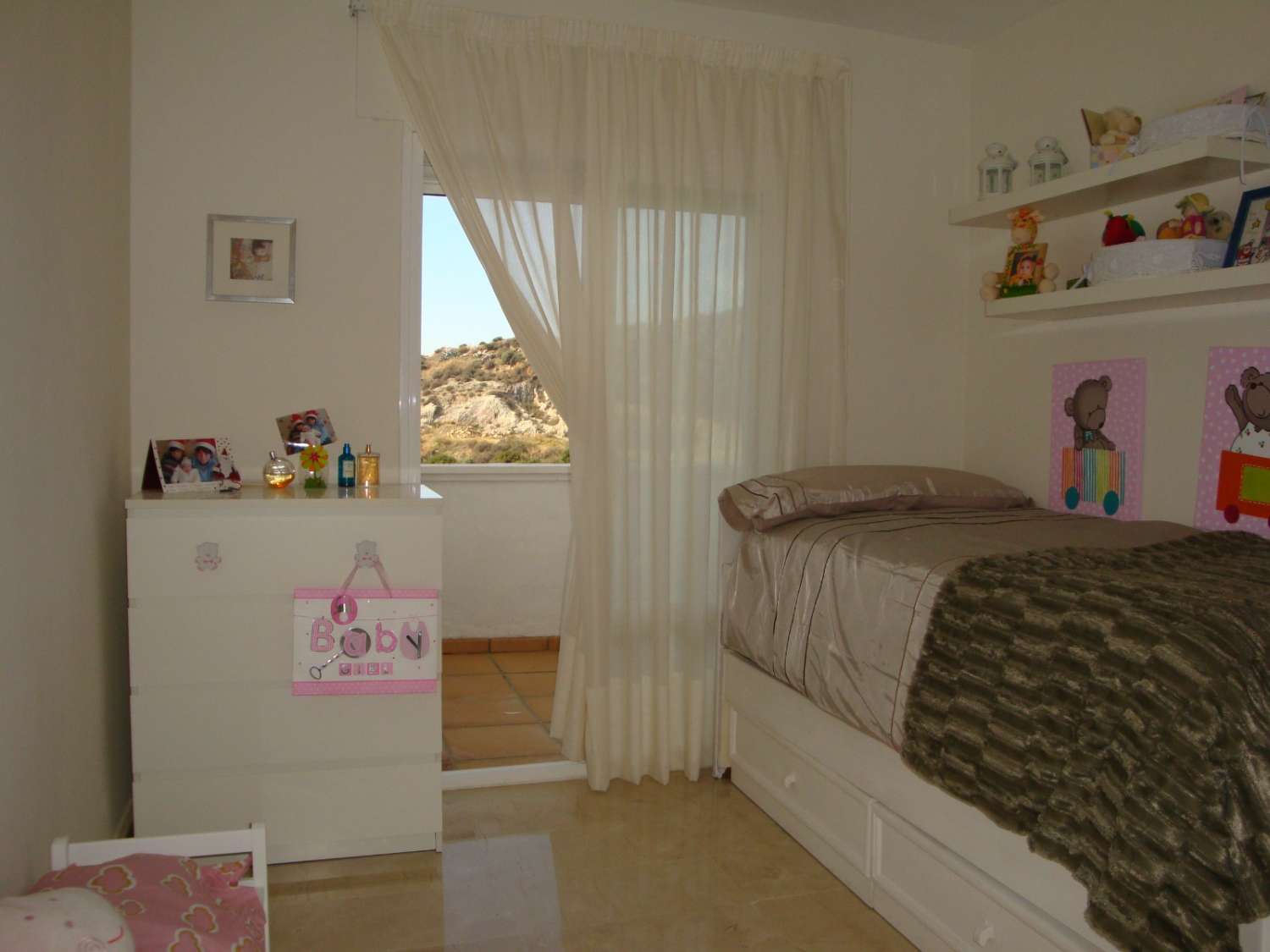 Elegante ático de 3 dormitorios con vistas al mar y a la montaña en Casares, a poca distancia de la playa.