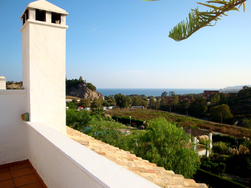 Elegante ático de 3 dormitorios con vistas al mar y a la montaña en Casares, a poca distancia de la playa.