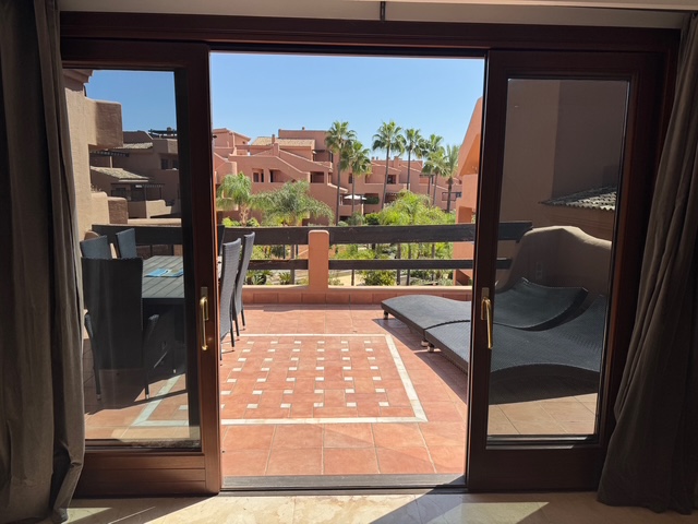 Apartamento de 2 dormitorios en exclusiva urbanización en primera línea de playa – Mar Azul, Nueva Milla de Oro, Estepona