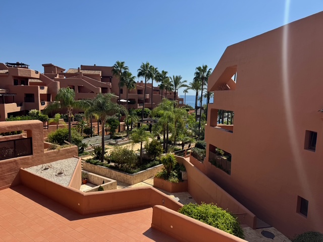 Apartamento de 2 dormitorios en exclusiva urbanización en primera línea de playa – Mar Azul, Nueva Milla de Oro, Estepona