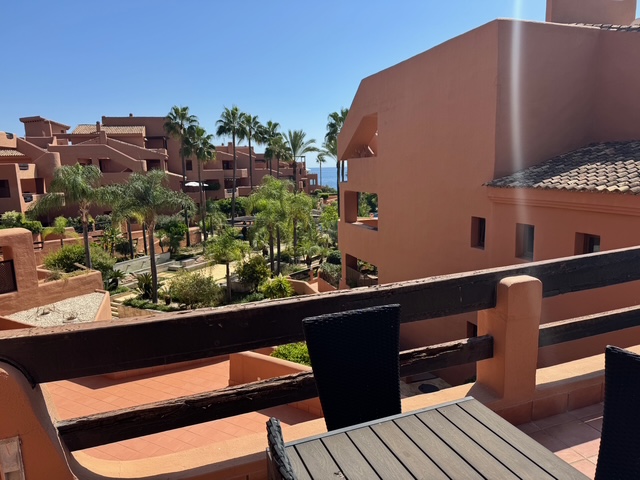 Apartamento de 2 dormitorios en exclusiva urbanización en primera línea de playa – Mar Azul, Nueva Milla de Oro, Estepona