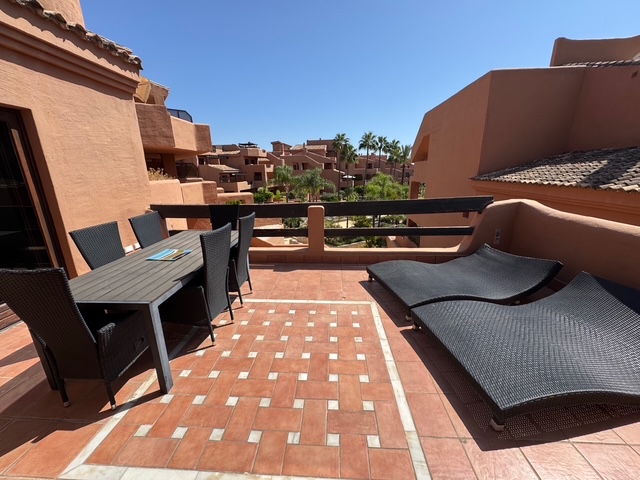 Apartamento de 2 dormitorios en exclusiva urbanización en primera línea de playa – Mar Azul, Nueva Milla de Oro, Estepona