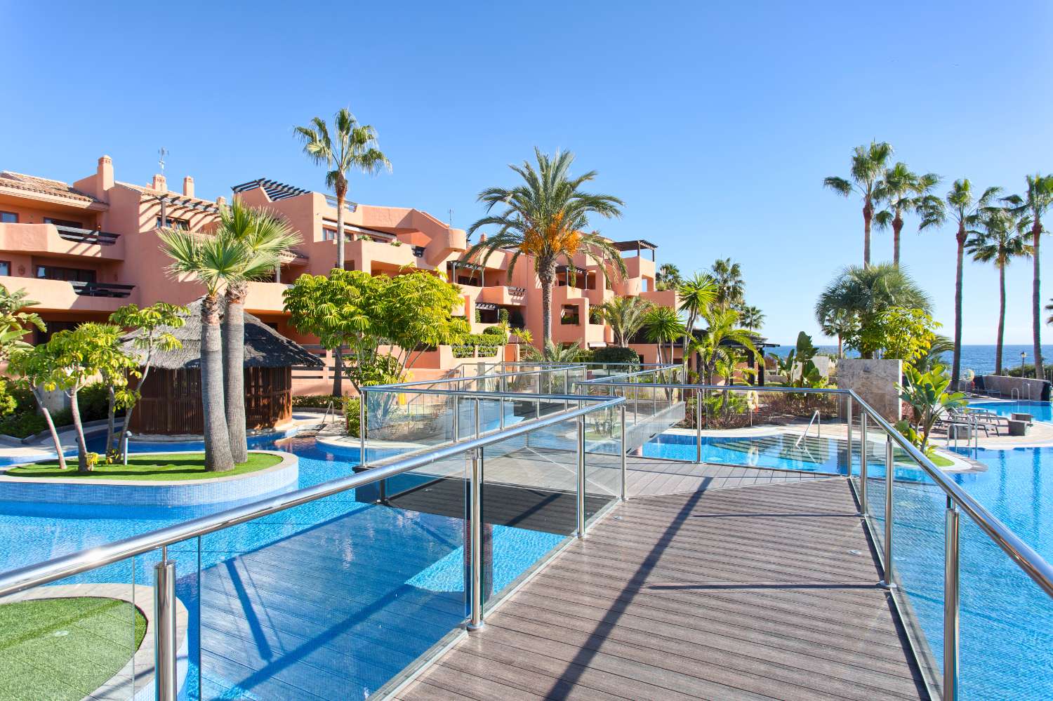 Apartamento de 2 dormitorios en exclusiva urbanización en primera línea de playa – Mar Azul, Nueva Milla de Oro, Estepona