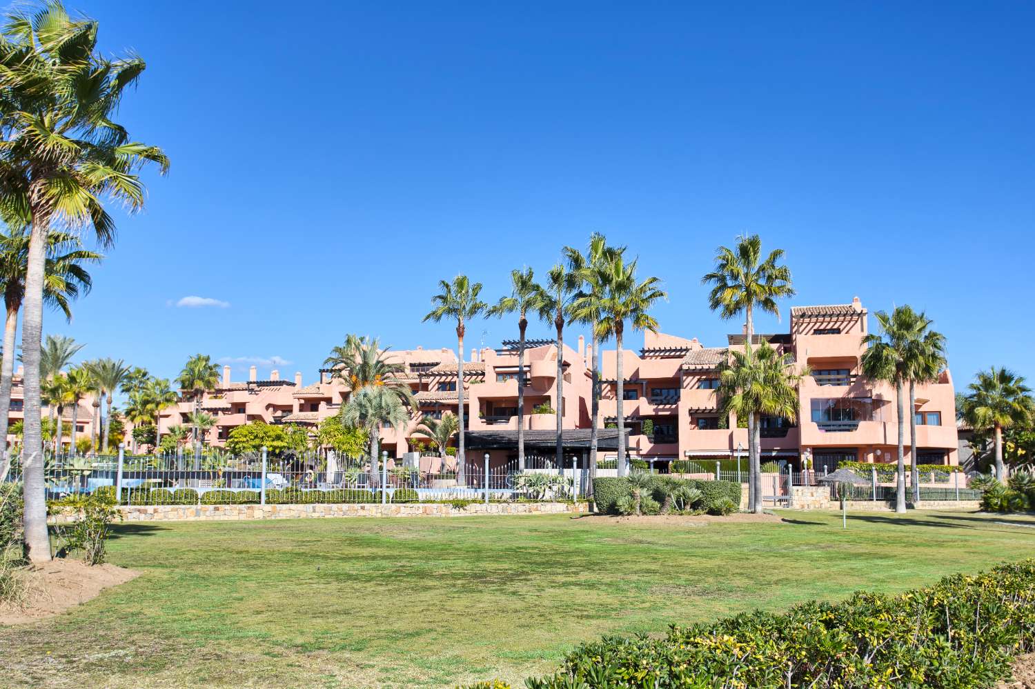Apartamento de 2 dormitorios en exclusiva urbanización en primera línea de playa – Mar Azul, Nueva Milla de Oro, Estepona