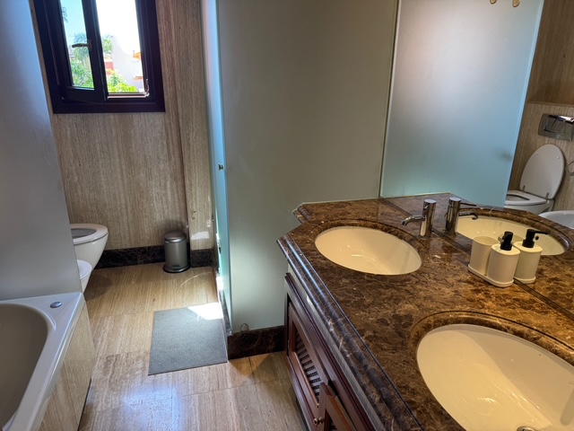 Apartamento de 2 dormitorios en exclusiva urbanización en primera línea de playa – Mar Azul, Nueva Milla de Oro, Estepona