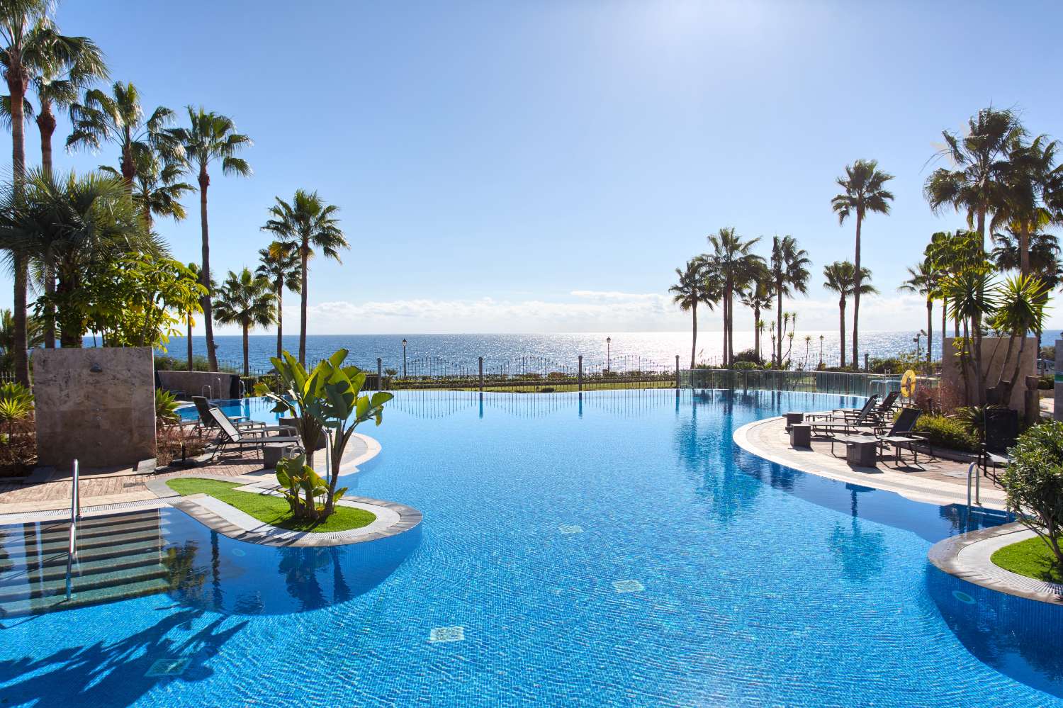 Apartamento de 2 dormitorios en exclusiva urbanización en primera línea de playa – Mar Azul, Nueva Milla de Oro, Estepona