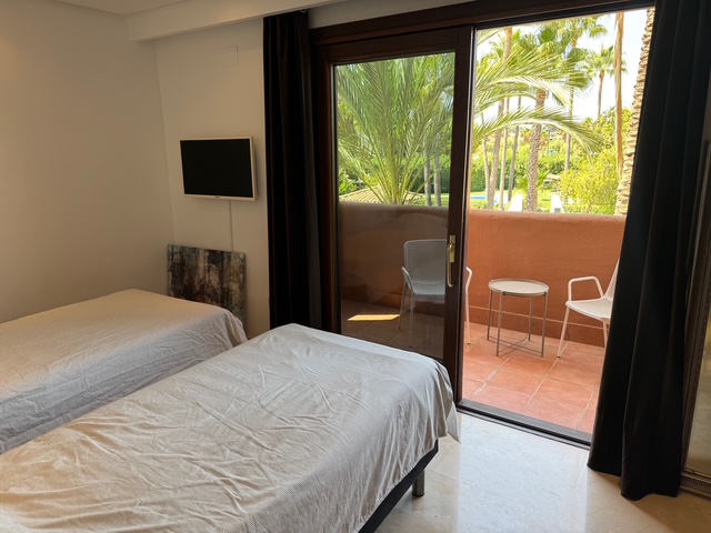 Apartamento de 2 dormitorios en exclusiva urbanización en primera línea de playa – Mar Azul, Nueva Milla de Oro, Estepona