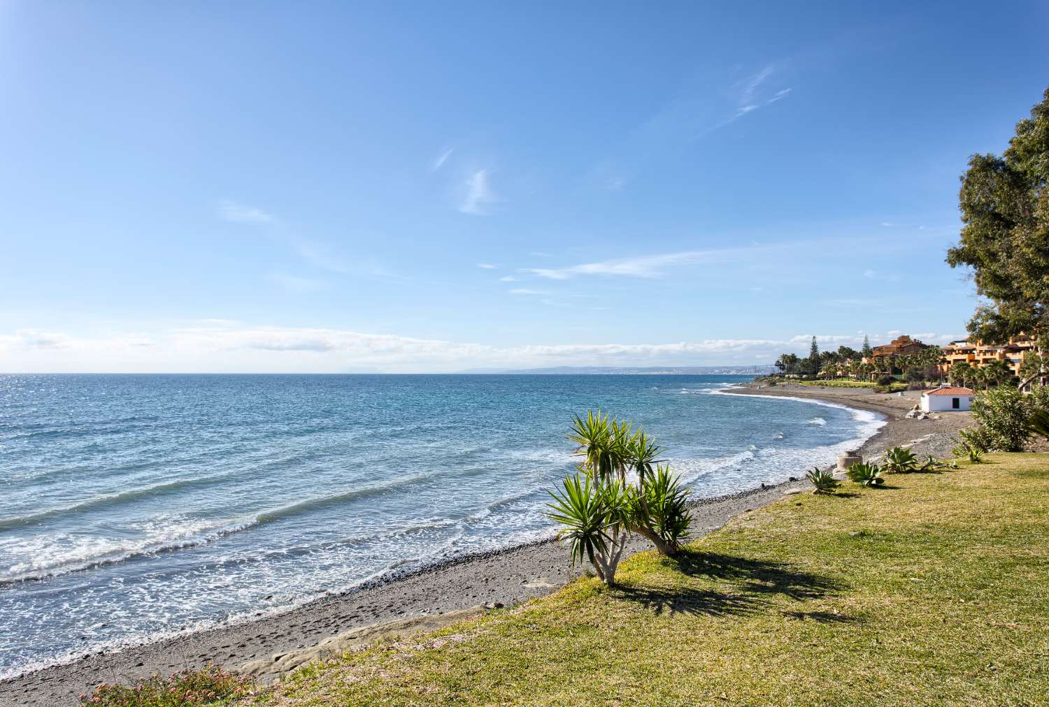 Apartamento de 2 dormitorios en exclusiva urbanización en primera línea de playa – Mar Azul, Nueva Milla de Oro, Estepona