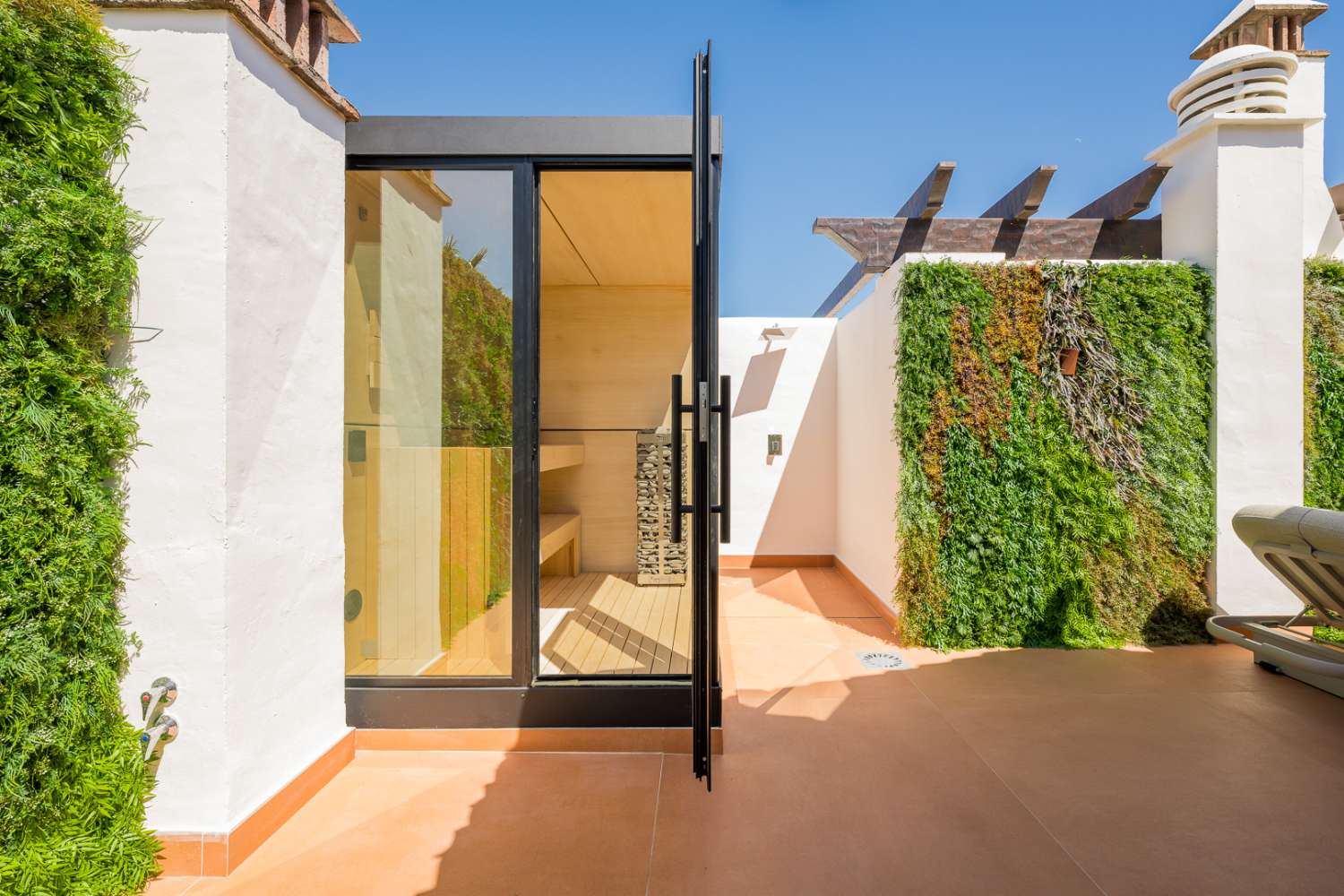 Prachtig penthouse te koop in Bahía del Velerín-Estepona-Costa del Sol.